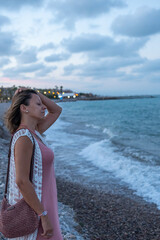 Mujer mirando el horizonte disfrutauna tarde en la playa