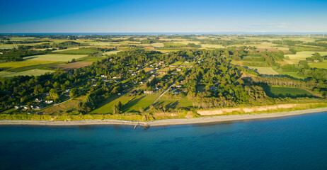 Blick von oben auf die Ostküste und den Strand der dänischen Ostsee Insel Samsø vor blauem...