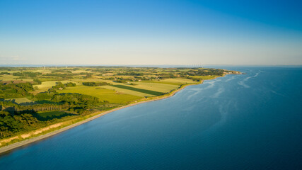 Blick von oben auf die Ostküste und den Strand der dänischen Ostsee Insel Samsø vor blauem...