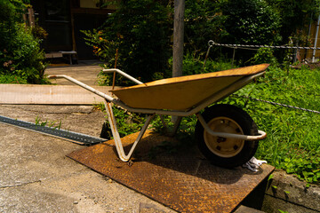 道端に置かれた運搬用一輪車 © planas