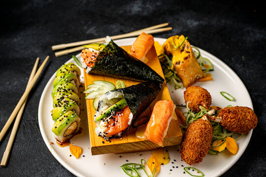 cono de sushi con salsa