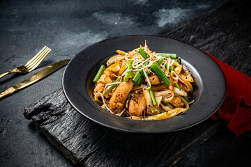 platon oriental con fondo negro