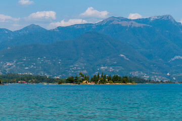 Insel di san biagio in der Bucht von Manerba im Gardasee