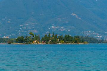 Insel di san biagio in der Bucht von Manerba im Gardasee