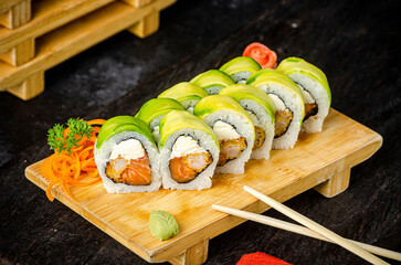 sushi con agucate en fondo negro