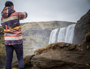 Hombre contempla una catarata islandesa