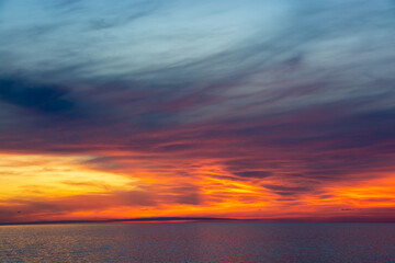 美しい夕暮れの海とオレンジ色の空
