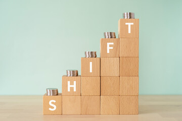シフトのイメージ｜「SHIFT」と書かれたブロックとコイン
