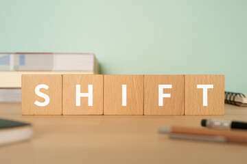 シフトのイメージ｜「SHIFT」と書かれたブロックが置かれたデスク

