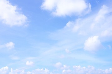 空 優しい水色の空に浮かぶ白い雲