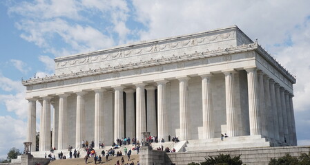 Obraz premium Closeup Lincoln Monument with Tourists and Blue Sky