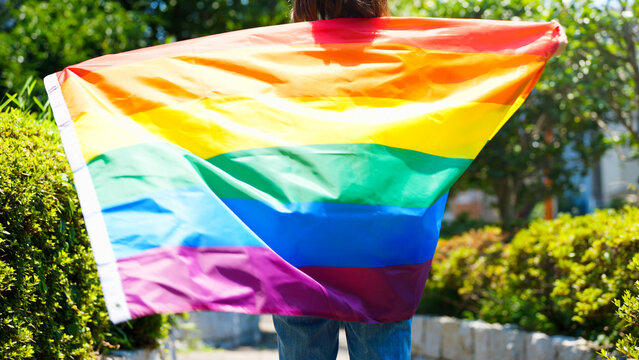 虹の旗を振る女性　LGBTイメージ