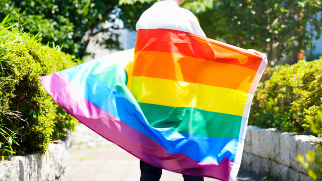 虹の旗を振る男性　LGBTイメージ