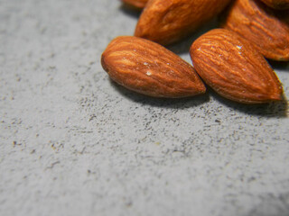 無塩アーモンド　美味しい　コンクリ背景