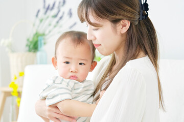 母親に抱っこされてる赤ちゃん