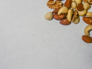 右上　ミックスナッツ　シンプル背景