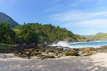 paisagem da linda praia de calhetas no litoral norte de são paulo, município de são sebastião. conceito de viagem e turismo.