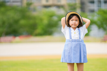 Fototapeta premium 幼稚園の制服の少女