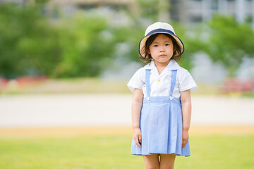 幼稚園の制服の少女
