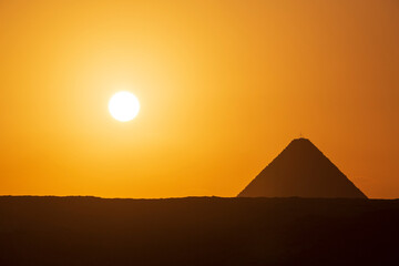 Fototapeta na wymiar view on Great pyramid of Giza at sunrise