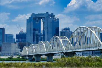 青空と白い橋