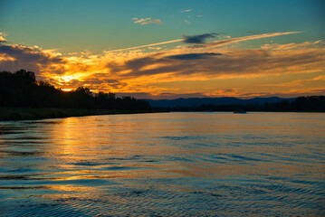 Sonnenaufgang am Rhein im Elsass