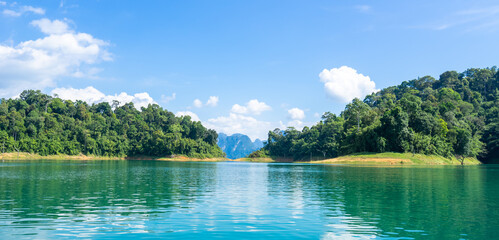 Obraz na płótnie Canvas Cheow Lan lake, Ratchaprapha Dam, Khao Sok National Park in Thailand.