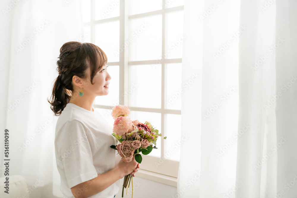 Canvas Prints 贈り物の花束を持つ日本人女性の横顔（母の日・プレゼント）
