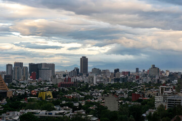 Fototapeta na wymiar ciudad de México y nubes