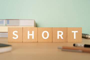 「SHORT」と書かれたブロックが置かれたデスク
