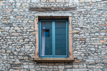 Fenêtre neuve sur un bâtiment ancien