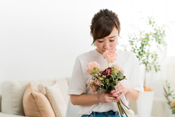 花の匂いを嗅ぐ日本人女性（母の日・誕生日・結婚記念日）
