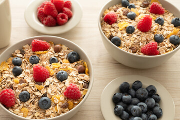 Zwei Schalen Müsli mit frischen Blaubeeren und Himbeeren