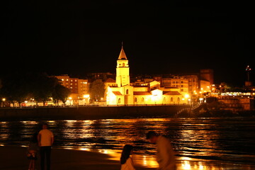 Obraz premium Gijón de noche