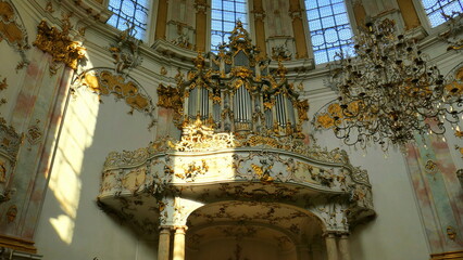 herrliche Innenansicht des Kloster Ettal mit Gold verzierter Orgel auf Empore neben prunkvollem...