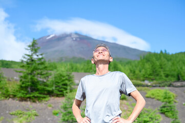 Naklejka na ściany i meble 富士山を見上げる男性　登山　トレッキング 