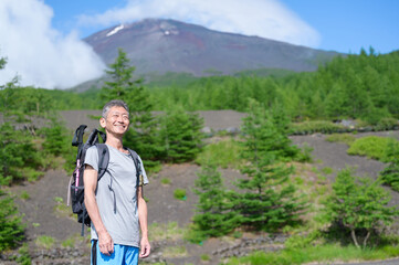 富士登山に挑戦する男性　シニア　ポートレート

