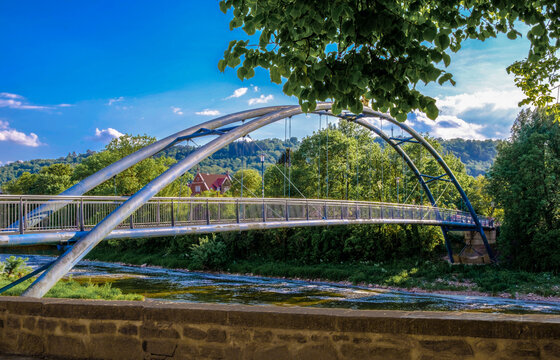 Br&uuml;cke &uuml;ber die Weser in der alten Rattenf&auml;ngerstadt Hameln in Niedersachsen am Tag aufgenommen.