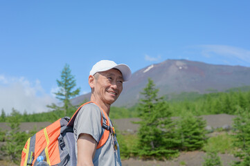 Fototapeta na wymiar 日本百名山　富士山背景　登山男性