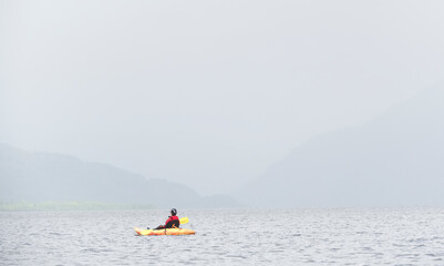 Obraz premium Yellow kayak on open water at Loch Lomond