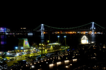Fototapeta na wymiar 夜の港とレインボーブリッジ