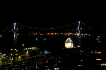 Obraz premium 夜の港とレインボーブリッジ