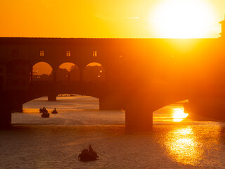 Italia, Firenze, tramonto sul fiume Arno e  Ponte Vecchio