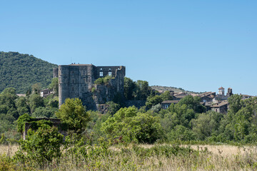 Fototapeta na wymiar vue du château d'Alba-la-Romaine
