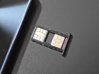 デュアルSIM対応のスマートフォンとSIMカードトレイ