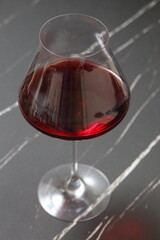 赤ワインの入ったワイングラス
