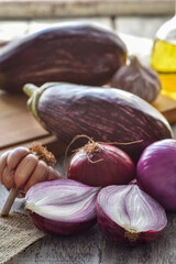 Legumes frescos sobre tábua de madeira. Comida saudável. Comida vegana. Alimentação orgânica