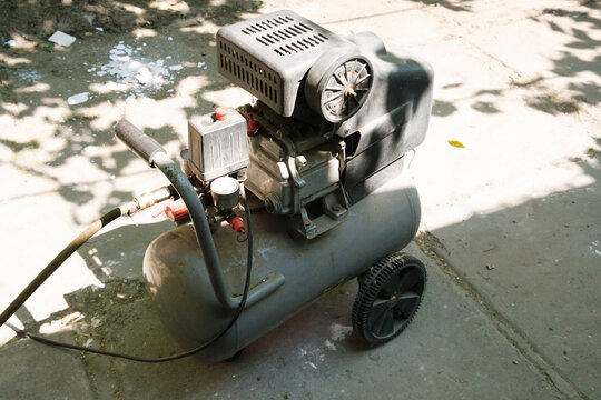 Compressor for painting with an airbrush, paint produced under air pressure. sprayer for drawing a picture on the walls.
Industrial compressor for workshops.