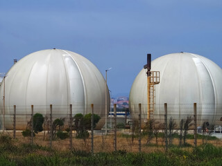 Liquifies gas tanks for energy supply