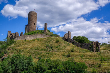 Blick auf die historische Burg in Moneral